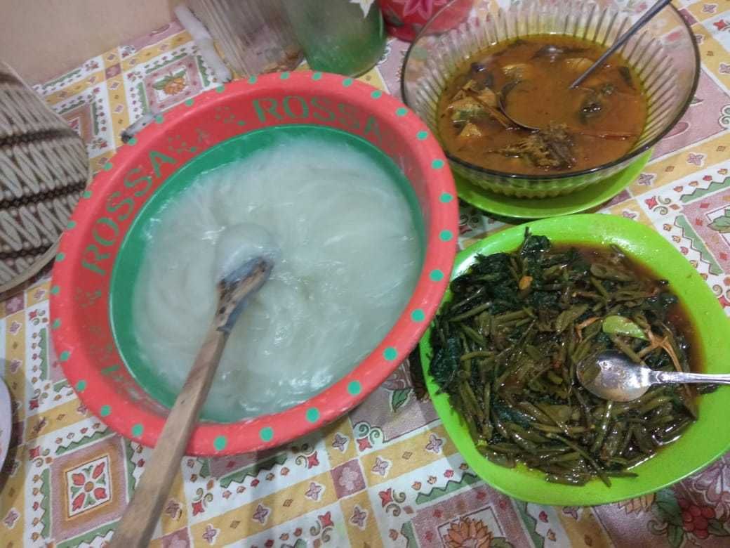 Traditional cooking of papeda in a village setting