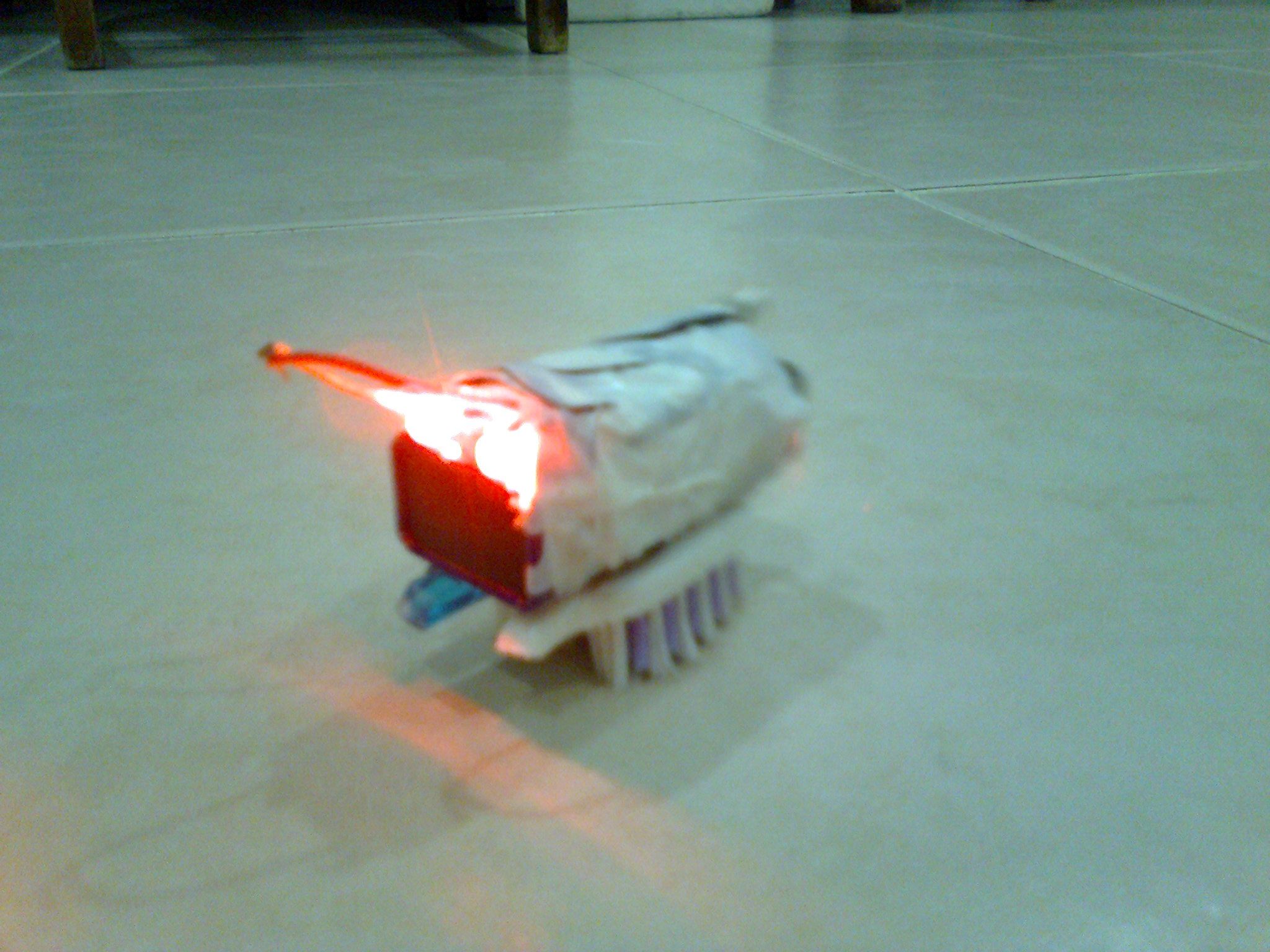 Mini LED Bristlebot