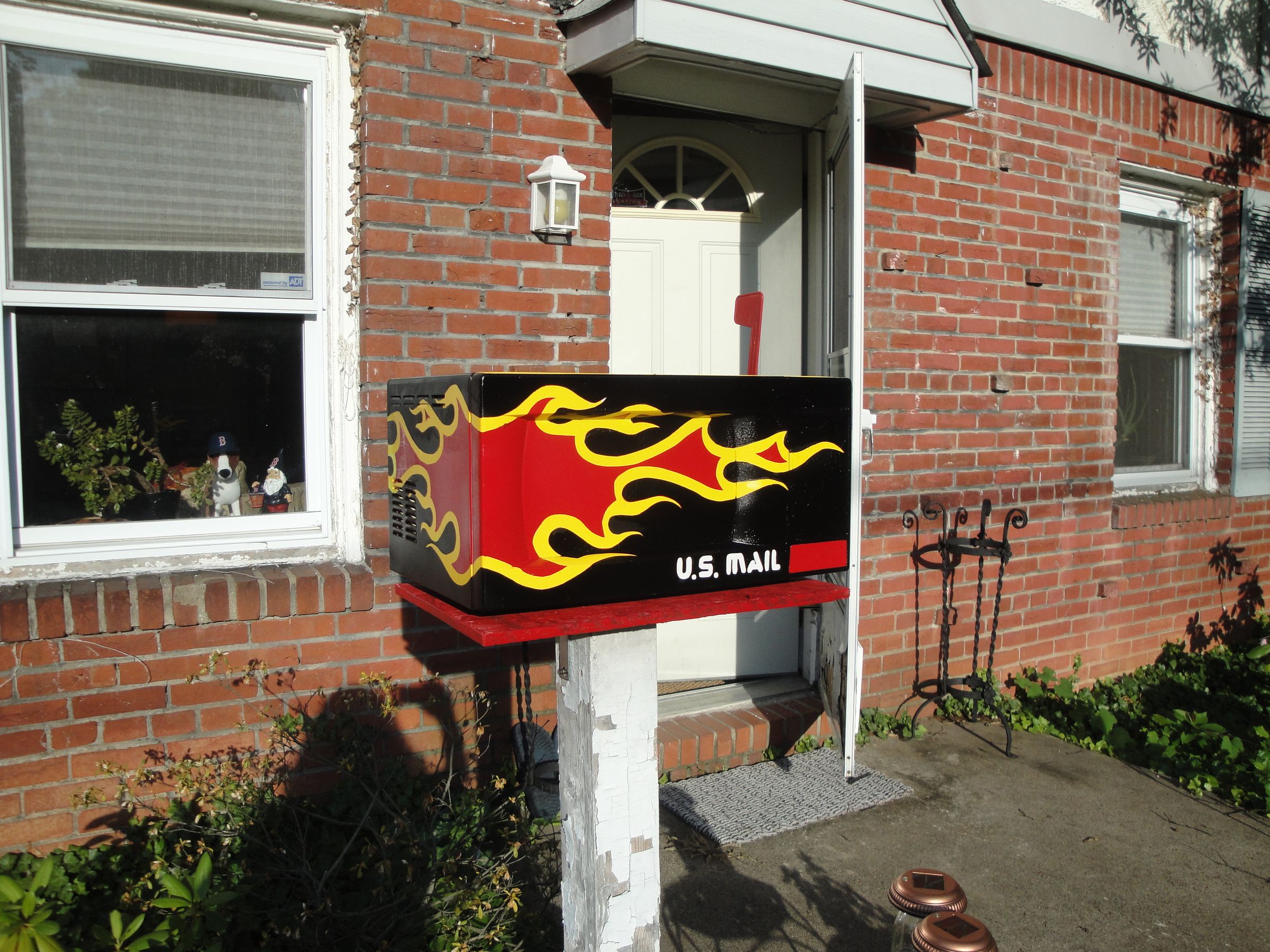 Convert a Broken Microwave Into a Mailbox