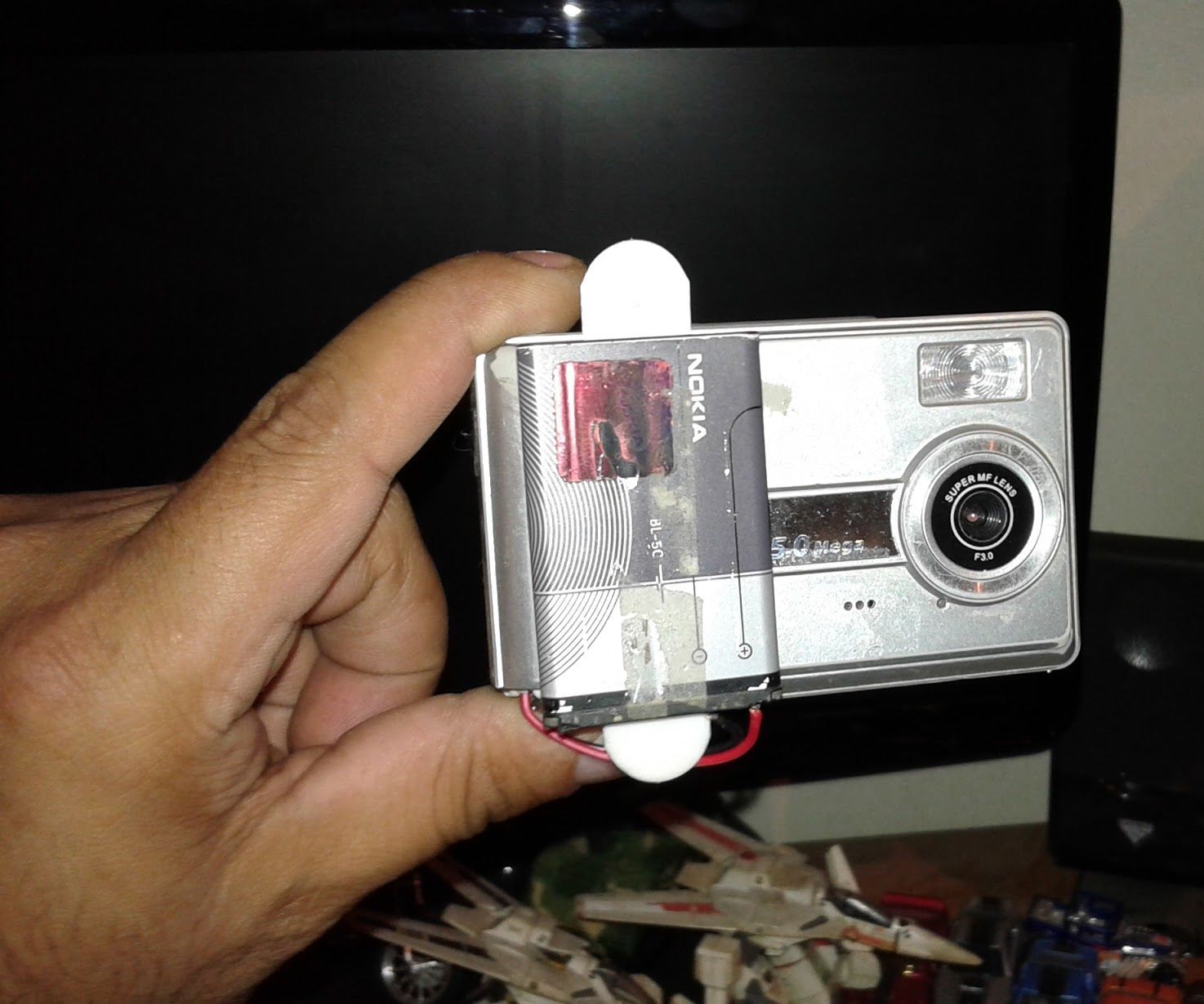 How to Adapt a Cellphone Battery Into a Digital Camera and It Works!