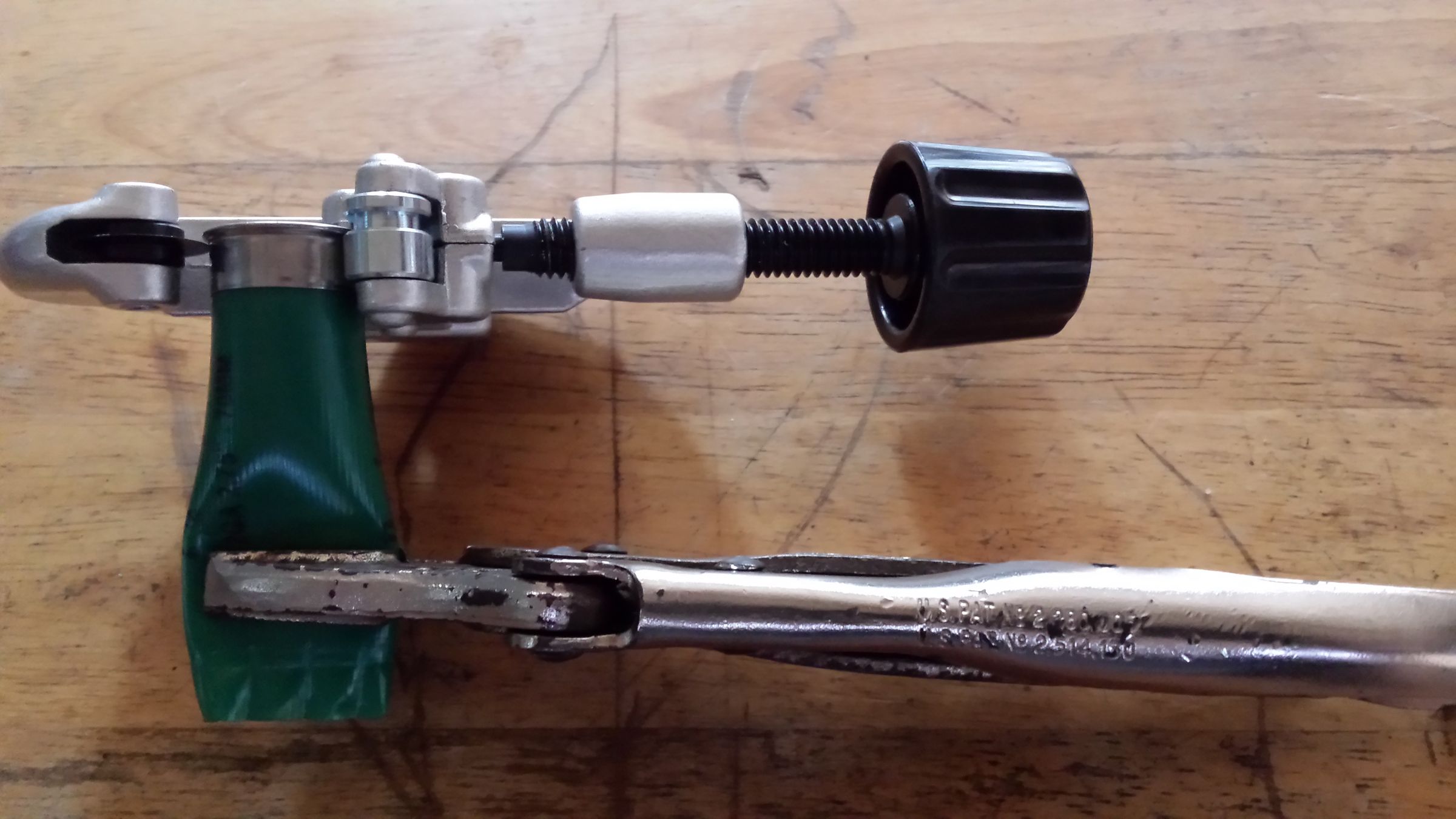 Cutting Shotgun Shells for Crafts. WARNING!!!! ONLY USE USED ALREADY FIRED SHELLS!!!!!