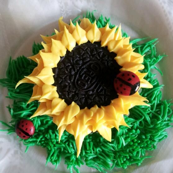 Oreo Sunflower Cupcakes (m&m Ladybug)