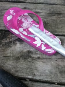 Put Glue on Sandal and Put the Metal Stick on the Sandal