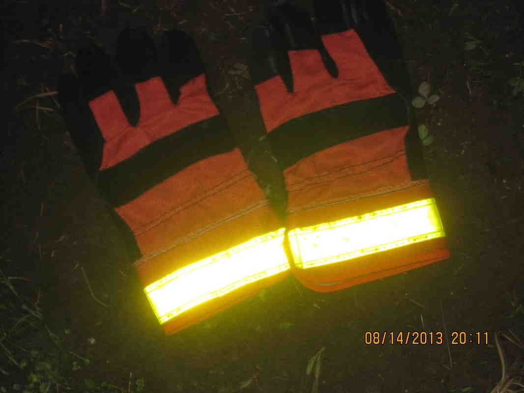 High-conspicuity reflective gloves for night bicycling
