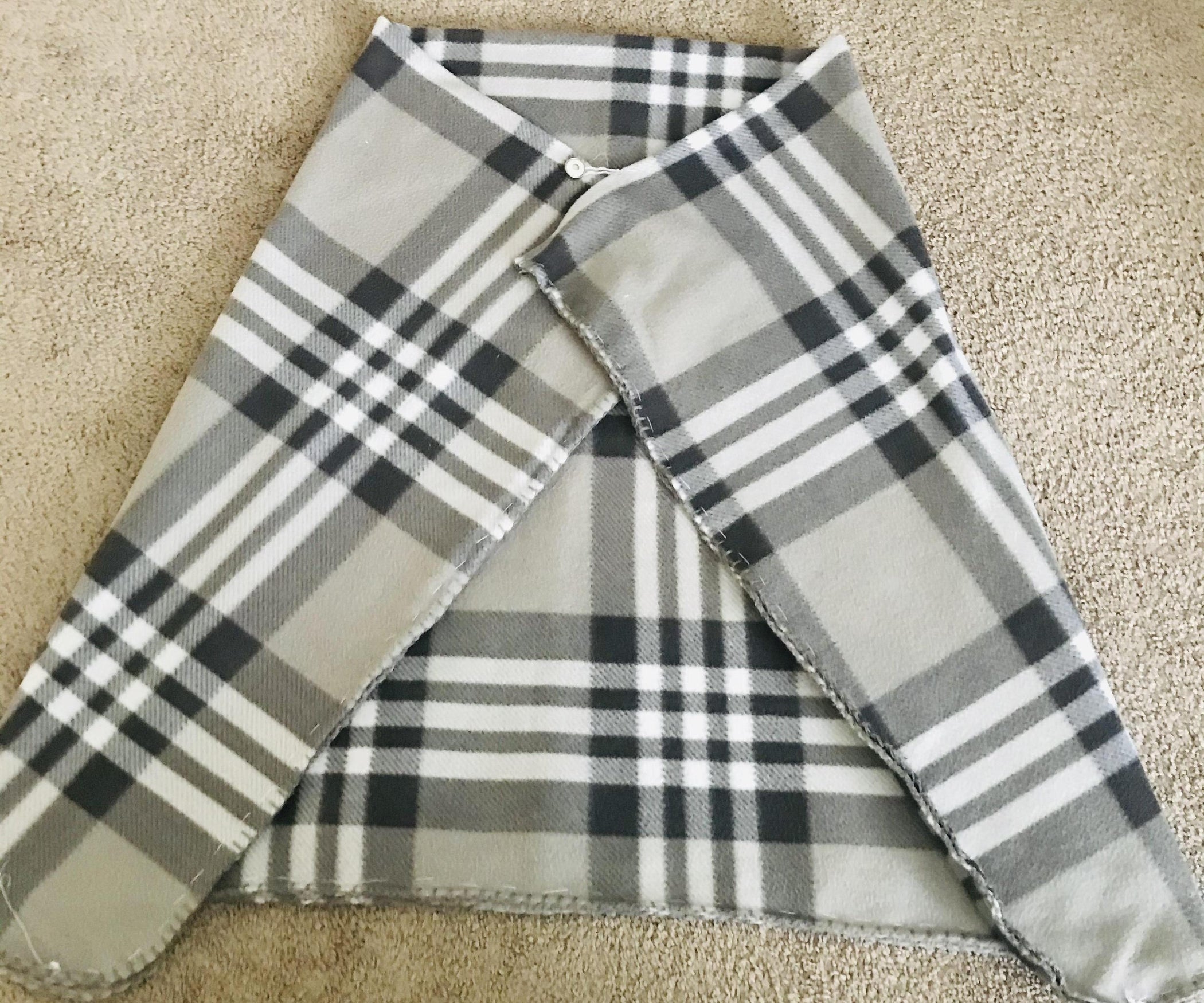How to Make a Blanket Into a Winter Cape! 5 Steps (with Pictures