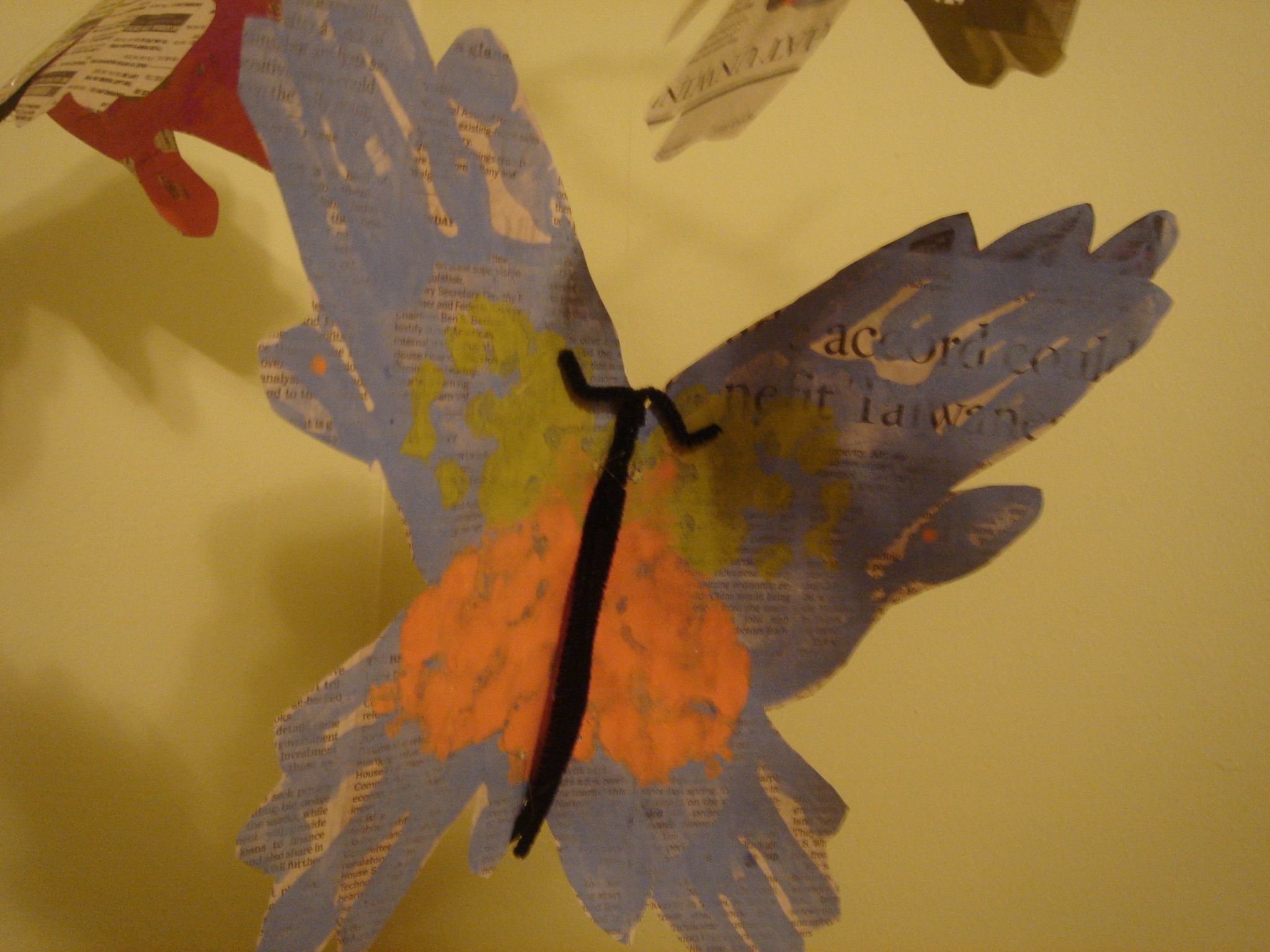 How to make a "parent and me" handprint butterfly mobile from newspaper