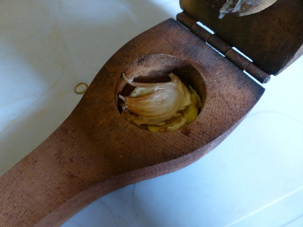 How to Shuck Garlic the Easy Way