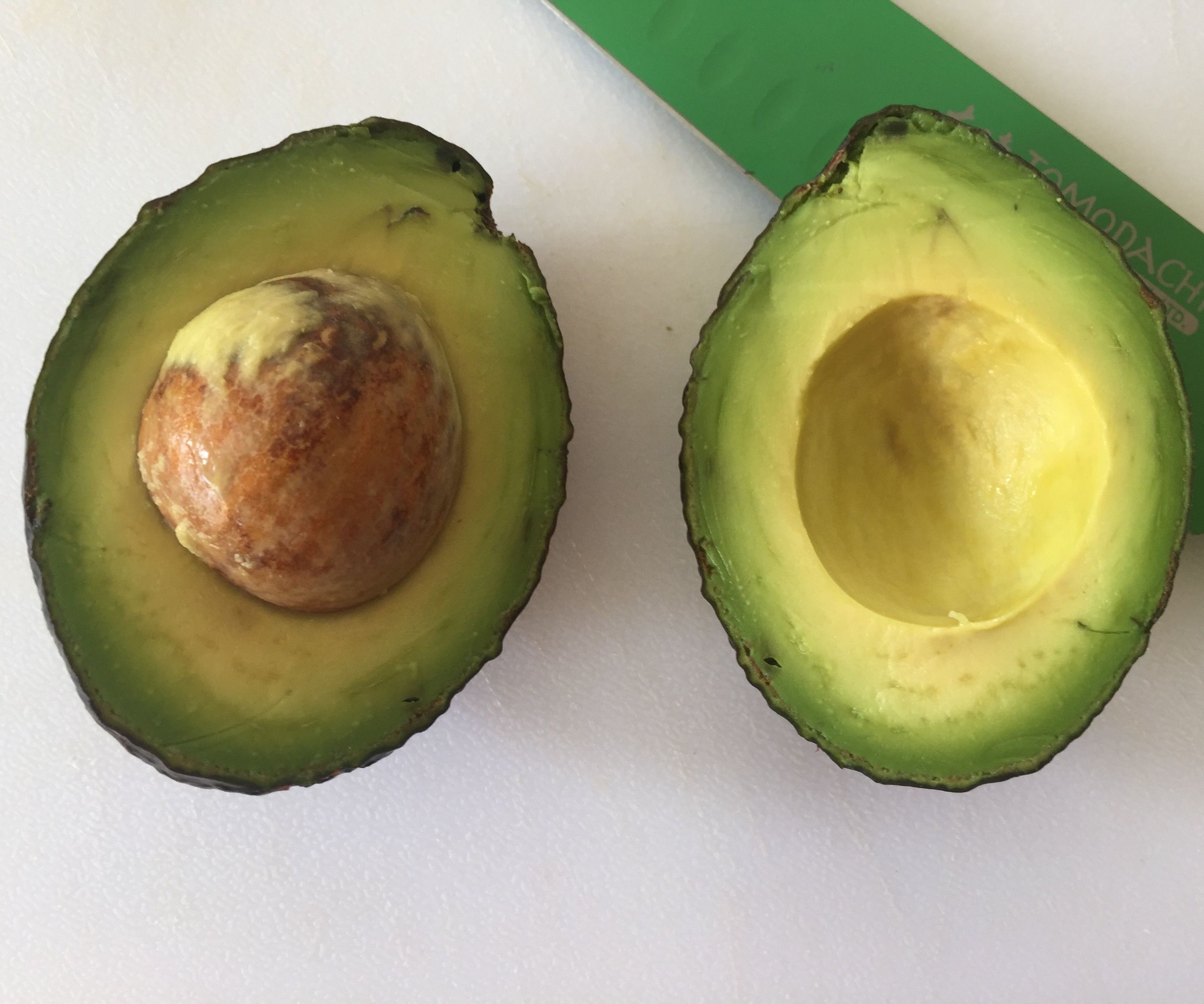 How Tu Cut an Avocado Without Ending Up in a Hospital