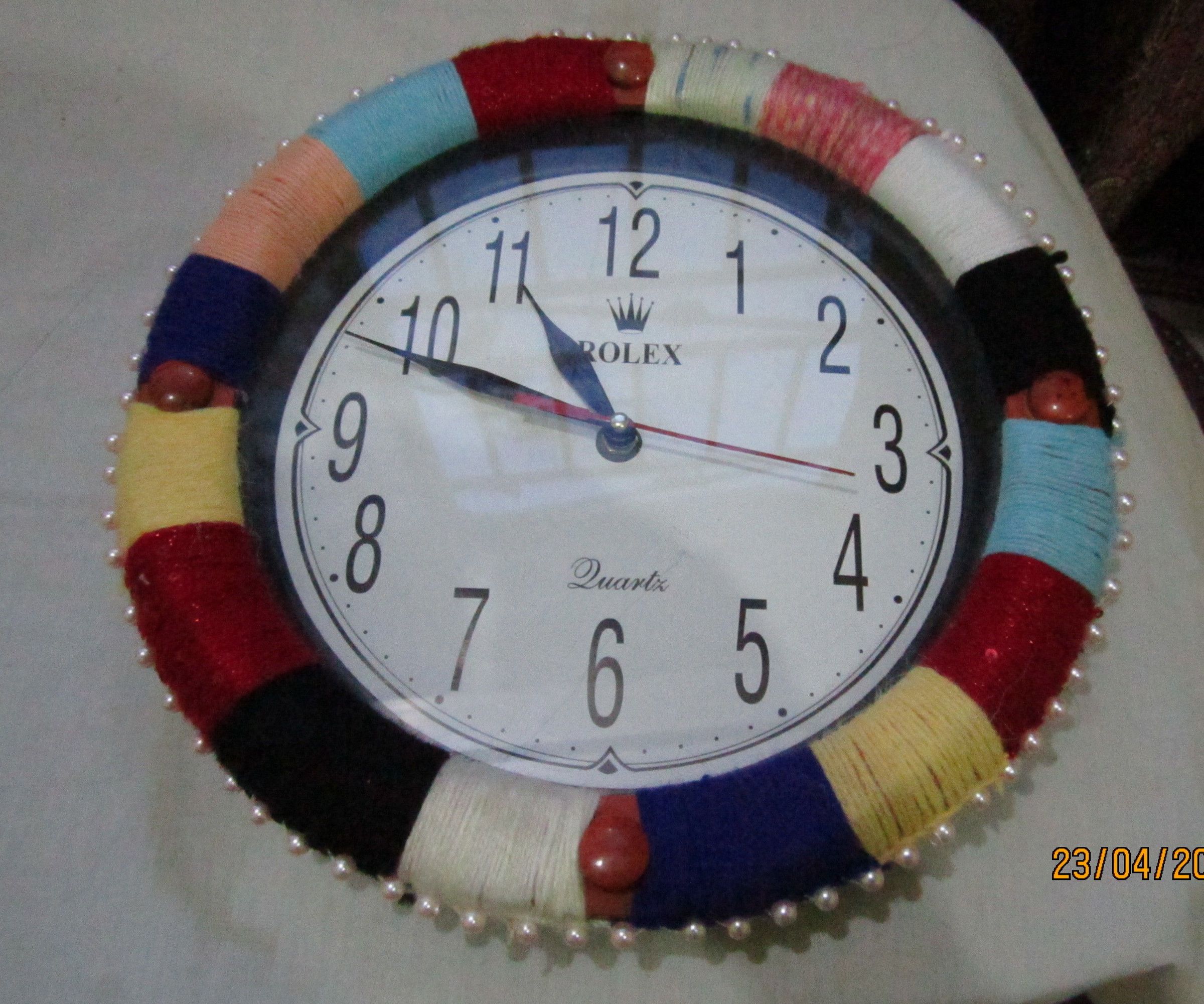 Crafting Old Wall Clock Using Colourfull Yarn