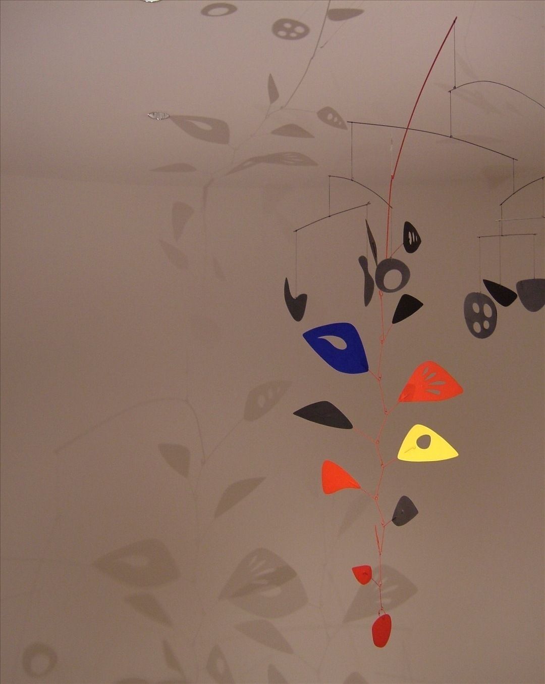 Simple mobiles illustrate engineering in art