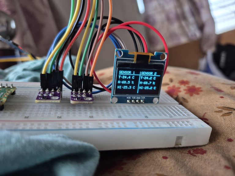 อุปกรณ์บน Breadboard สำหรับ Dual SHT41 monitor