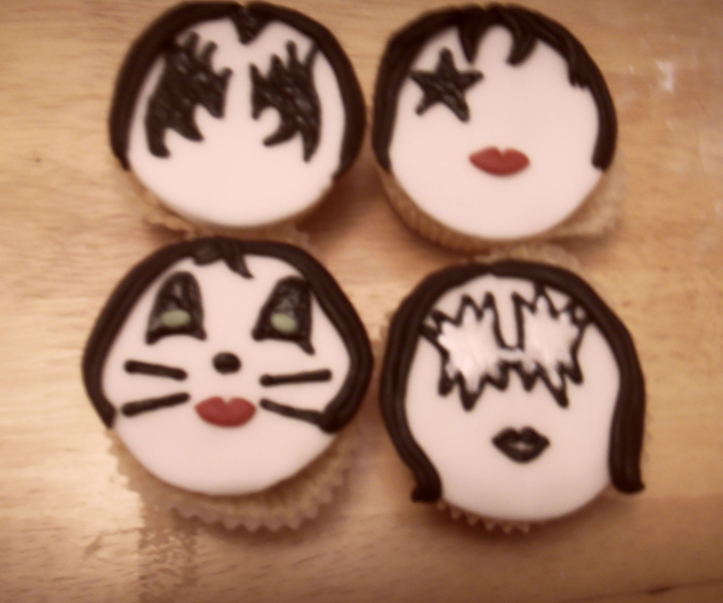 Gimme a Kiss Cupcake!