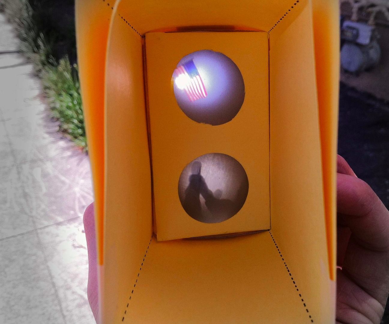 Opposcope for Transparent Footprints : How to Look at the Sky and the Ground at the Same Time