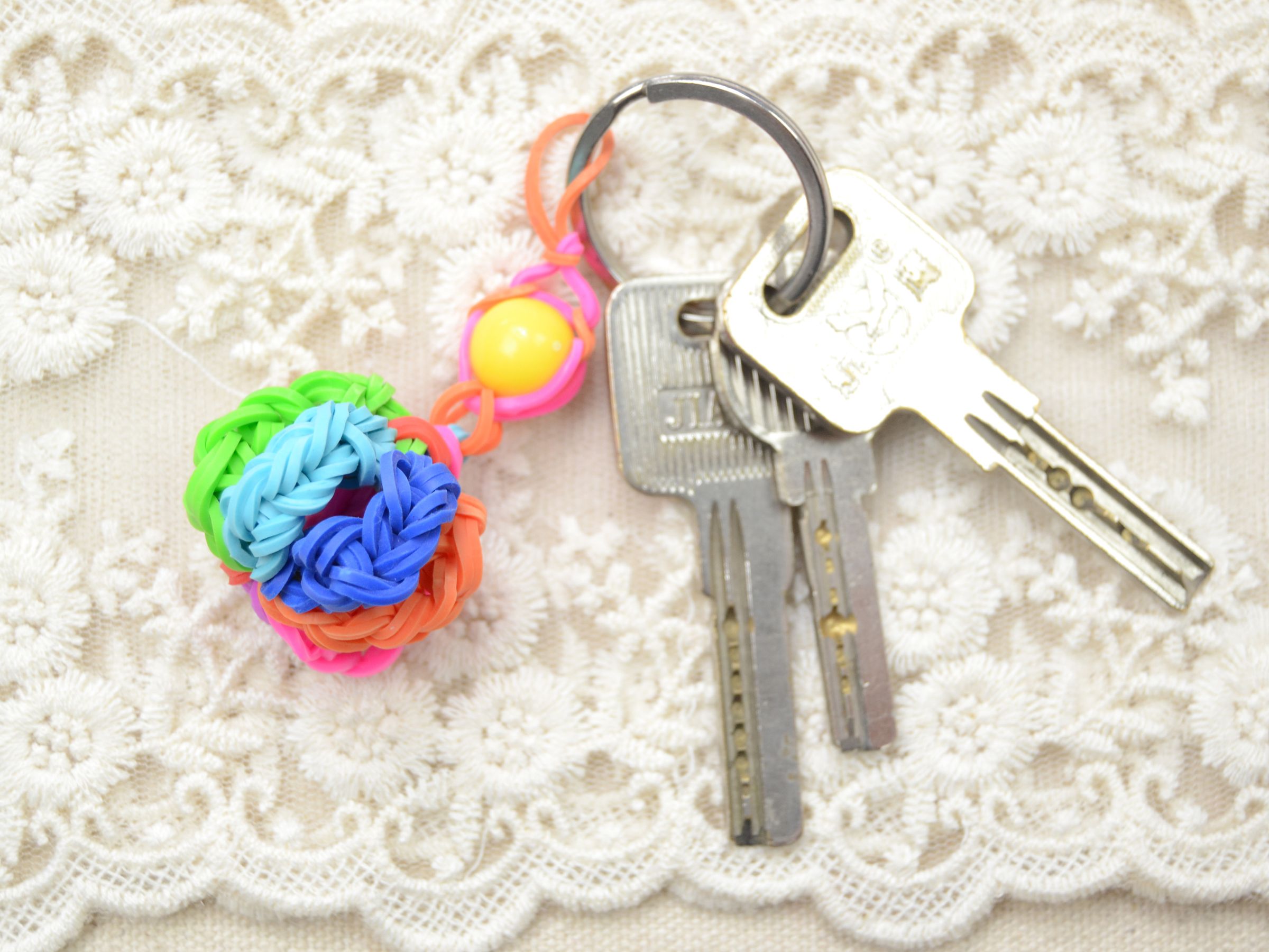 How to Make 3D Rainbow Loom Ball With Rubber Bands and Bead From