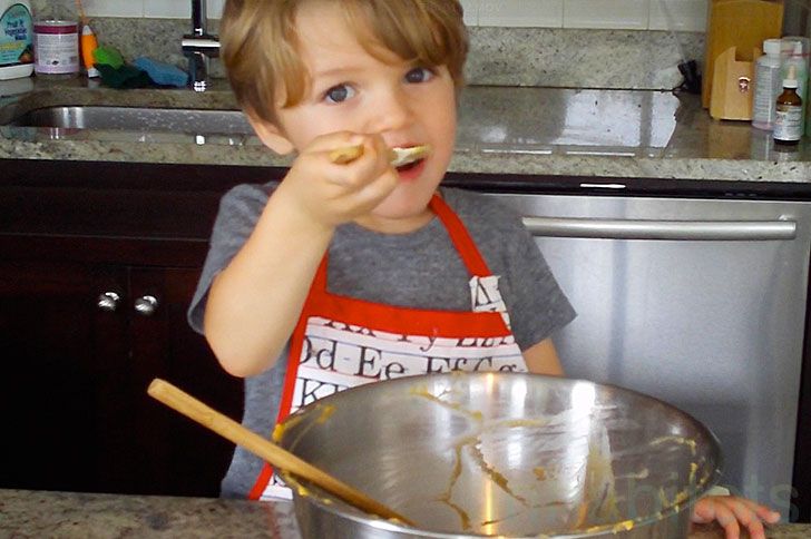 How to Make Vegan Pumpkin Cupcakes - Demonstrated by a 3 Yr Old!