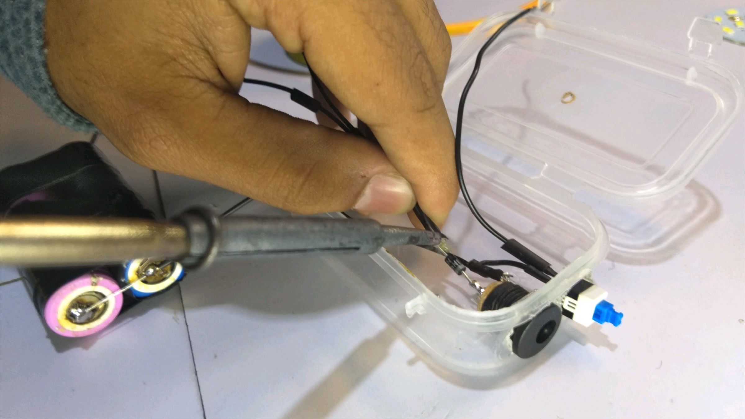 DIY LED FLASHLIGHT (SUPER BRIGHT) 12 Steps (with Pictures