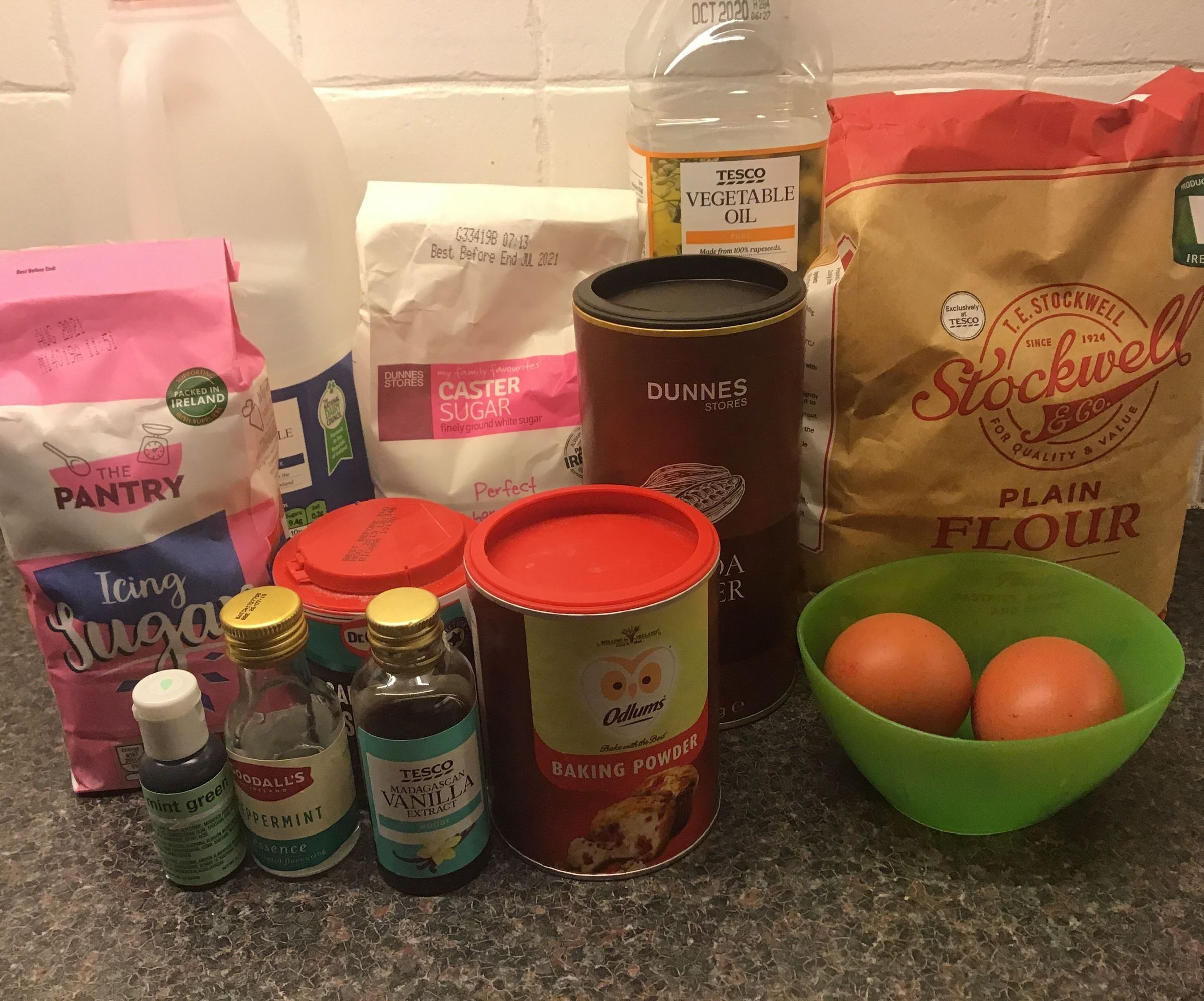 How to Make an Easy Mint and Chocolate Cake