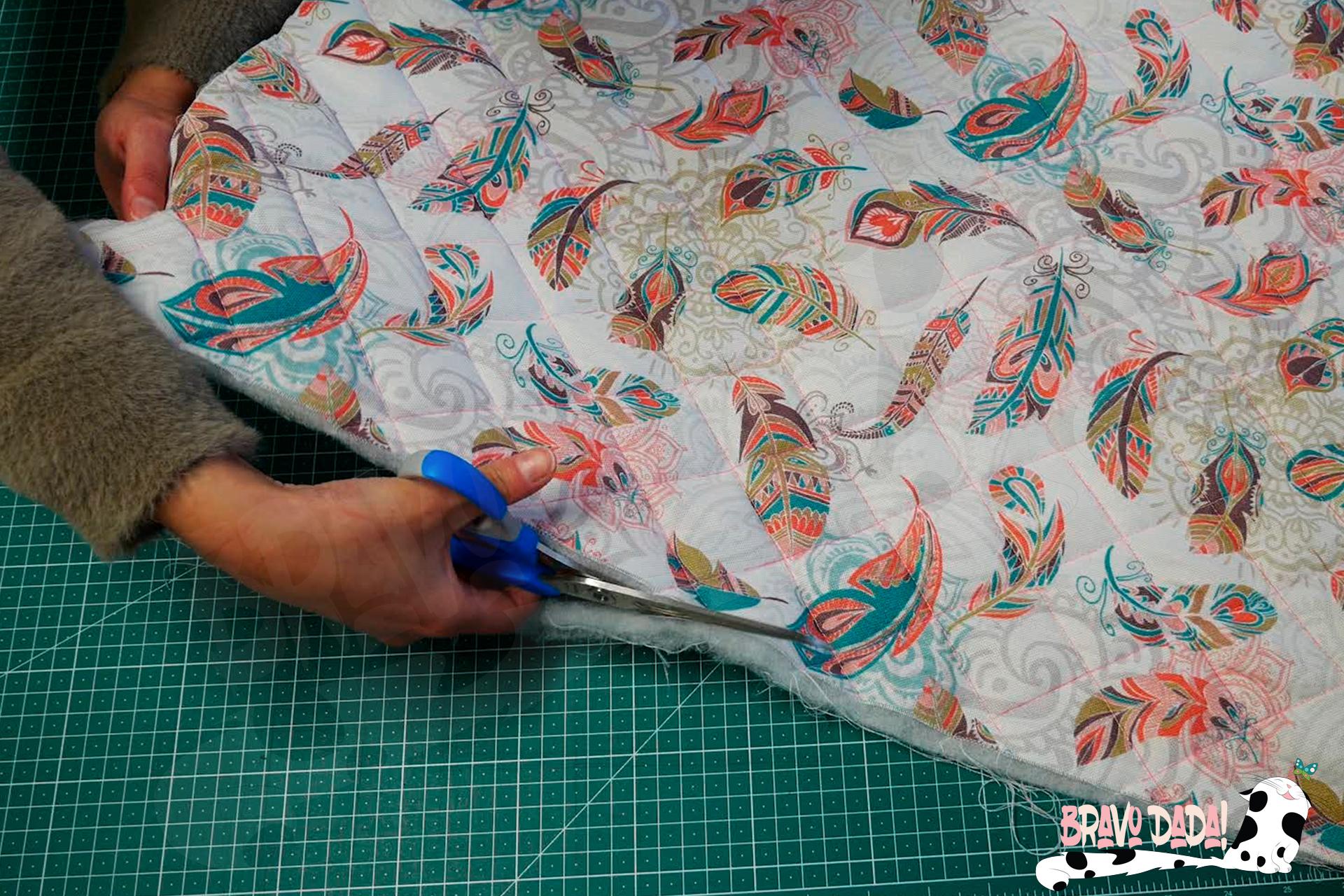 DIY How to Make a Quilted Sewing Machine Mat With Pockets and Thread