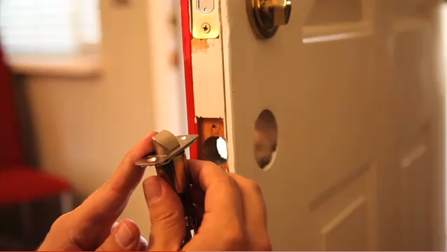 How to Replace a Door Knob for a Handle Set