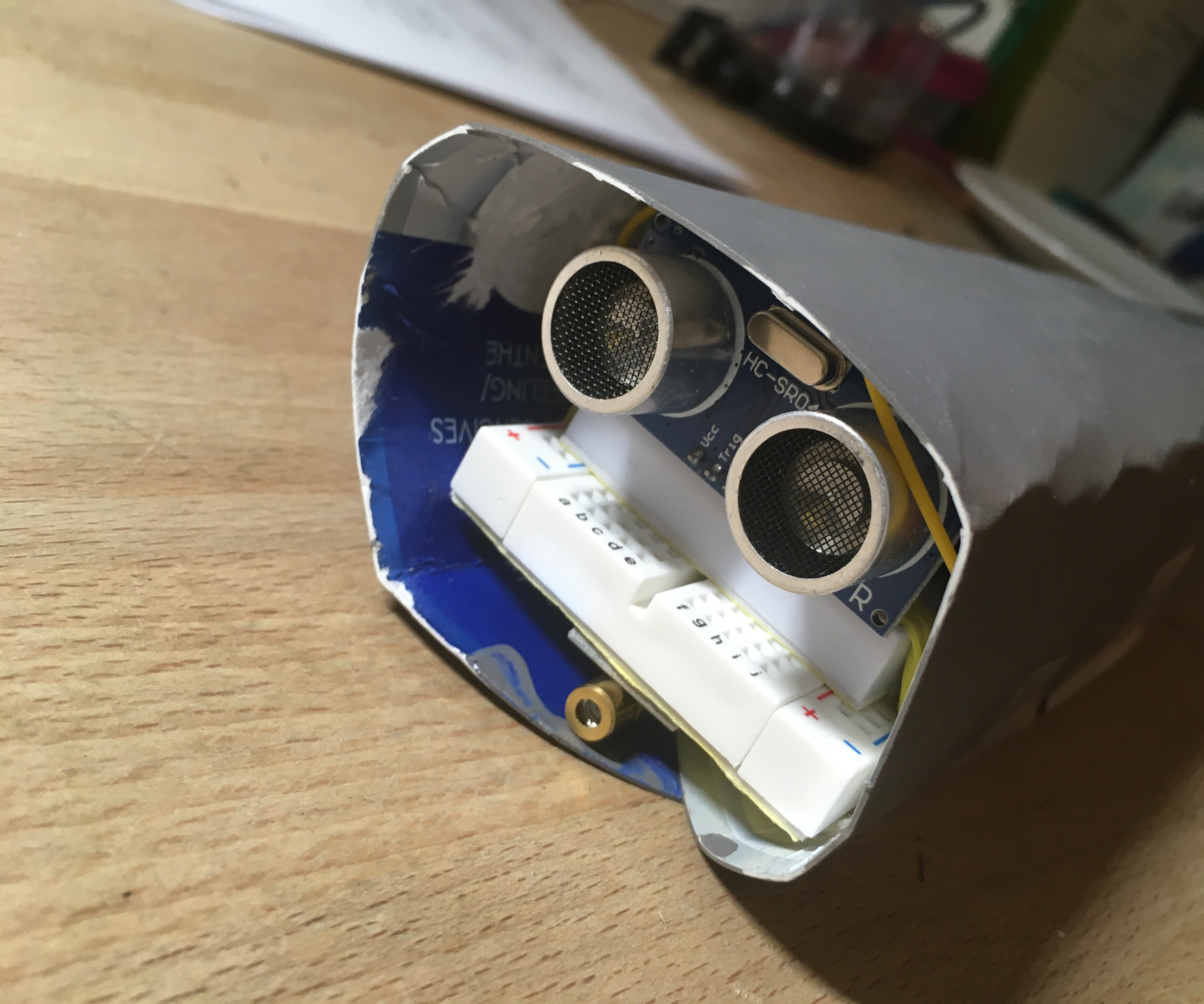 Battery-Powered Ultrasonic Distance Detector for Moving in the Darkness 