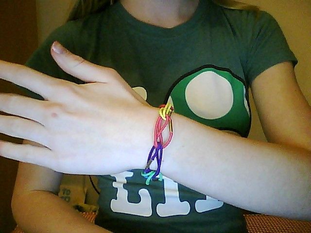 tie a bracelet