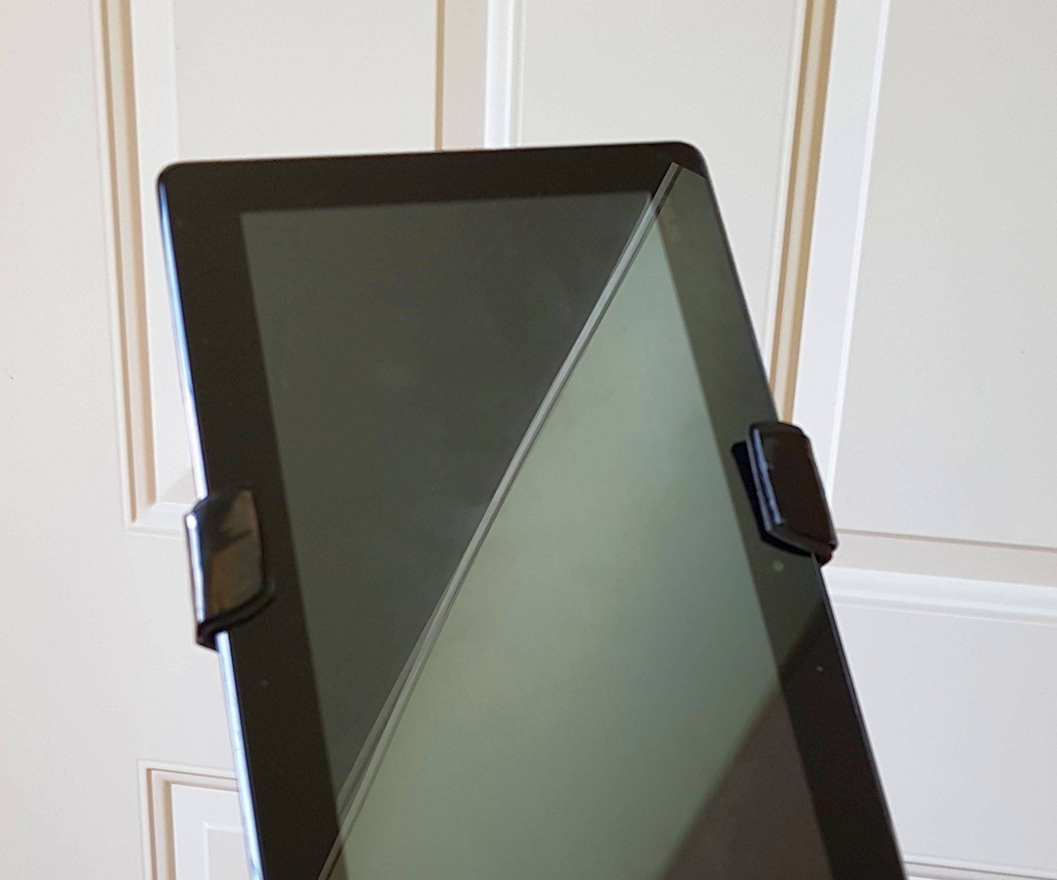 Disposable Plastic Salad Tongs to Tablet Mount