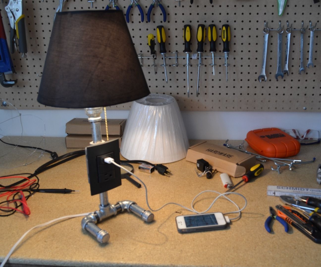 Lámpara De Mesa Con Contacto Y USB