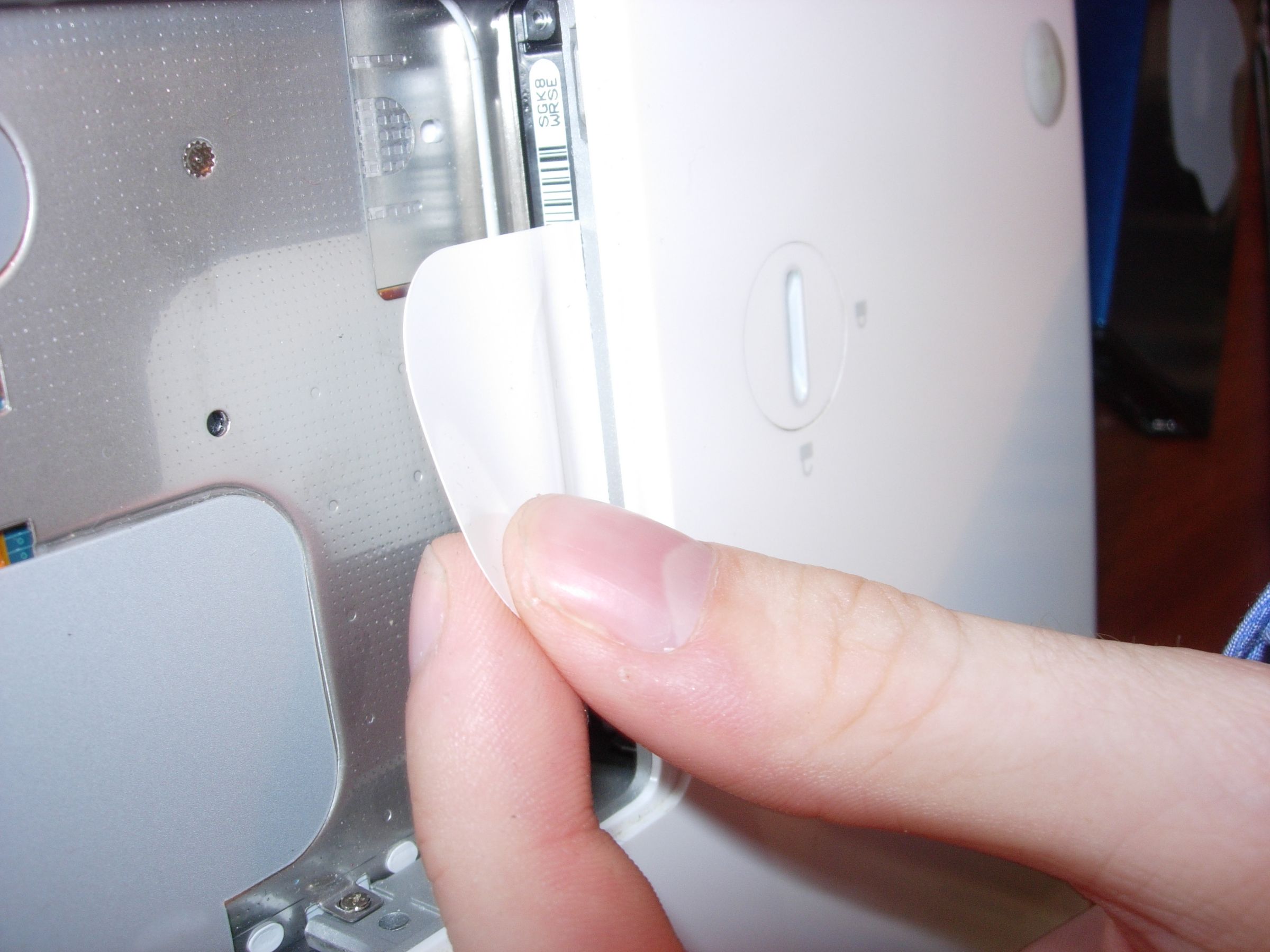 Changing the Hard Drive on a MacBook 4 Steps Instructables