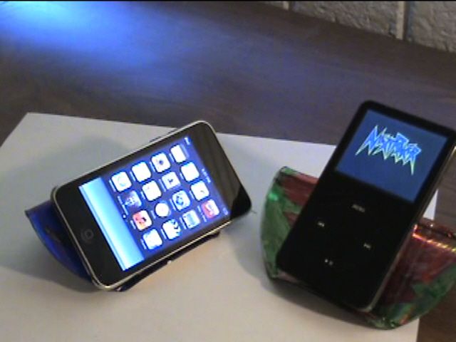 How to Make an IPOD Stand Using an Old CD