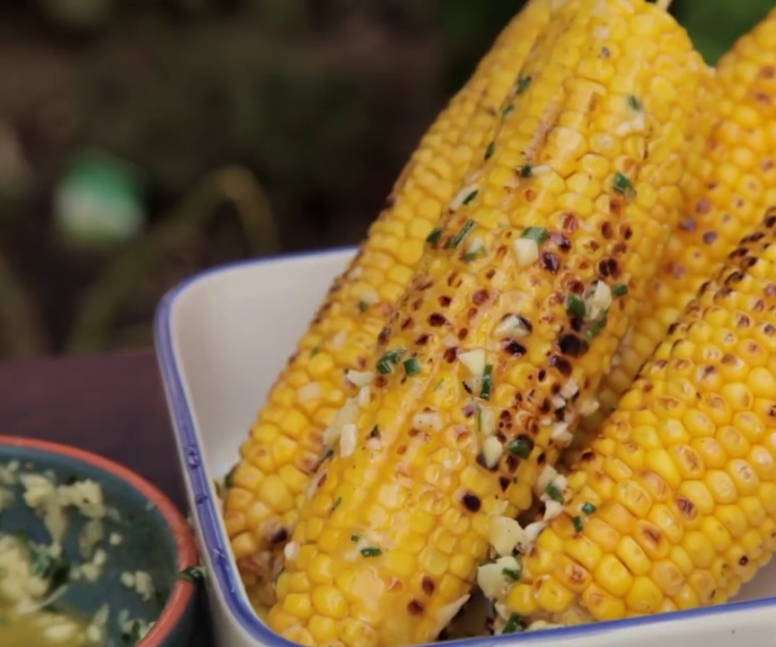 How to Easily Peel Corn on the Cob (Grilled Corn and Garlic Butter) - Food Hack