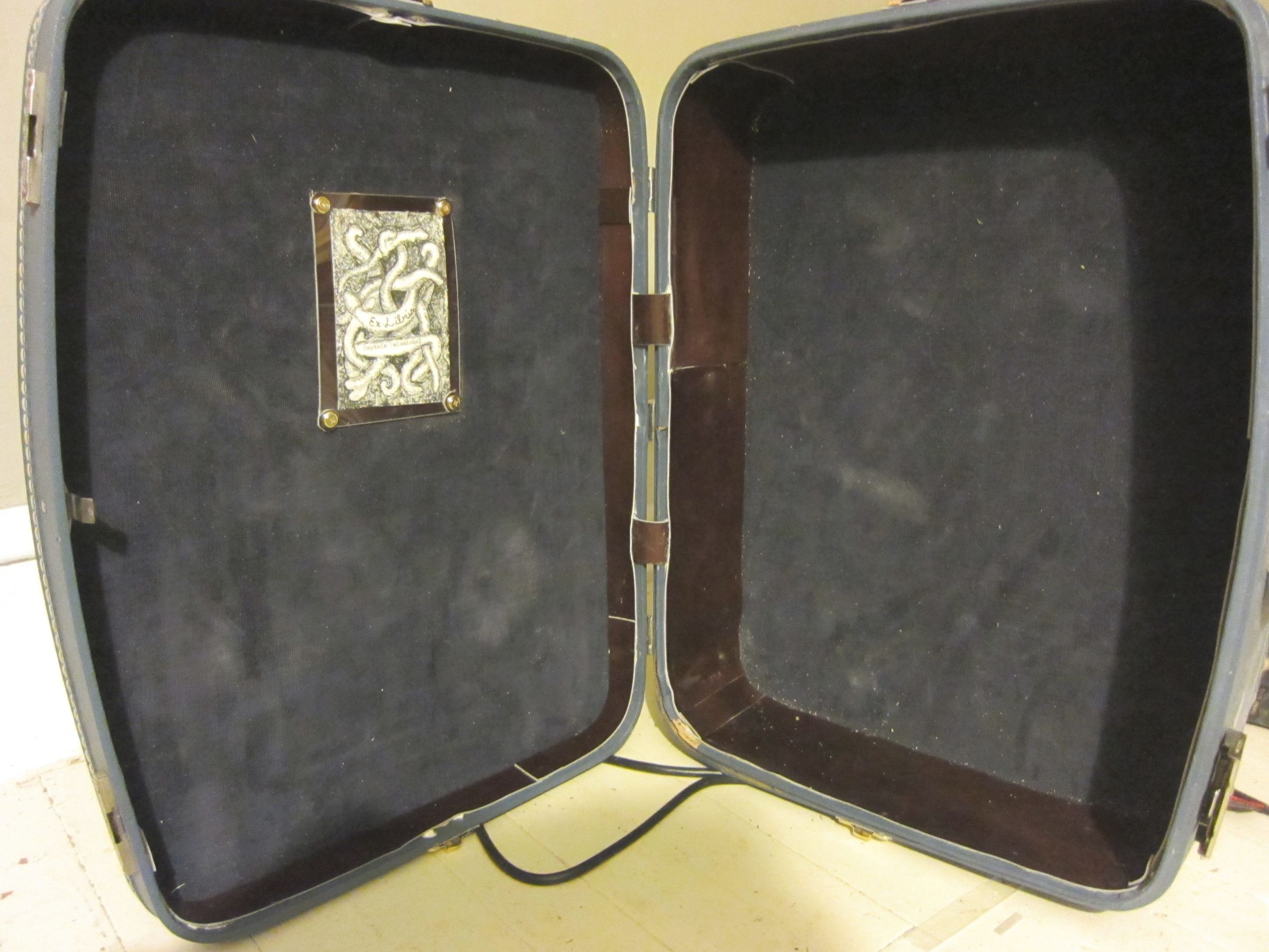 BookCASE Travel Bookcase in a Suitcase! 7 Steps (with Pictures