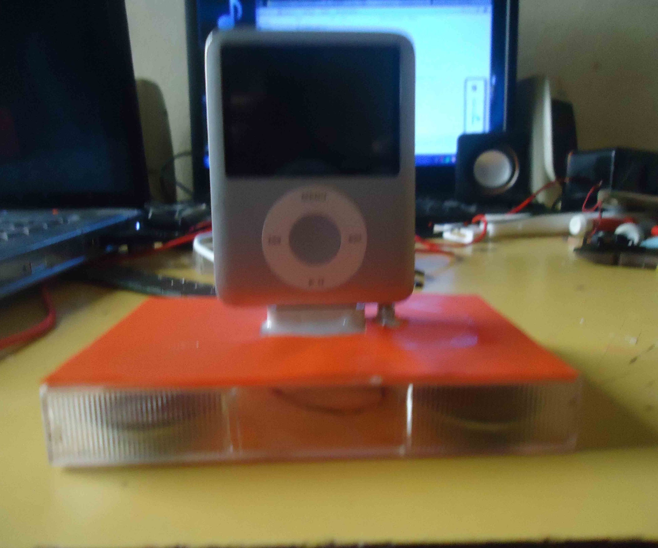 Support and Audio Amplifier for Ipod 3G : 10 Steps - Instructables