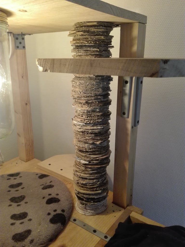 Cardboard scratch post Clearance