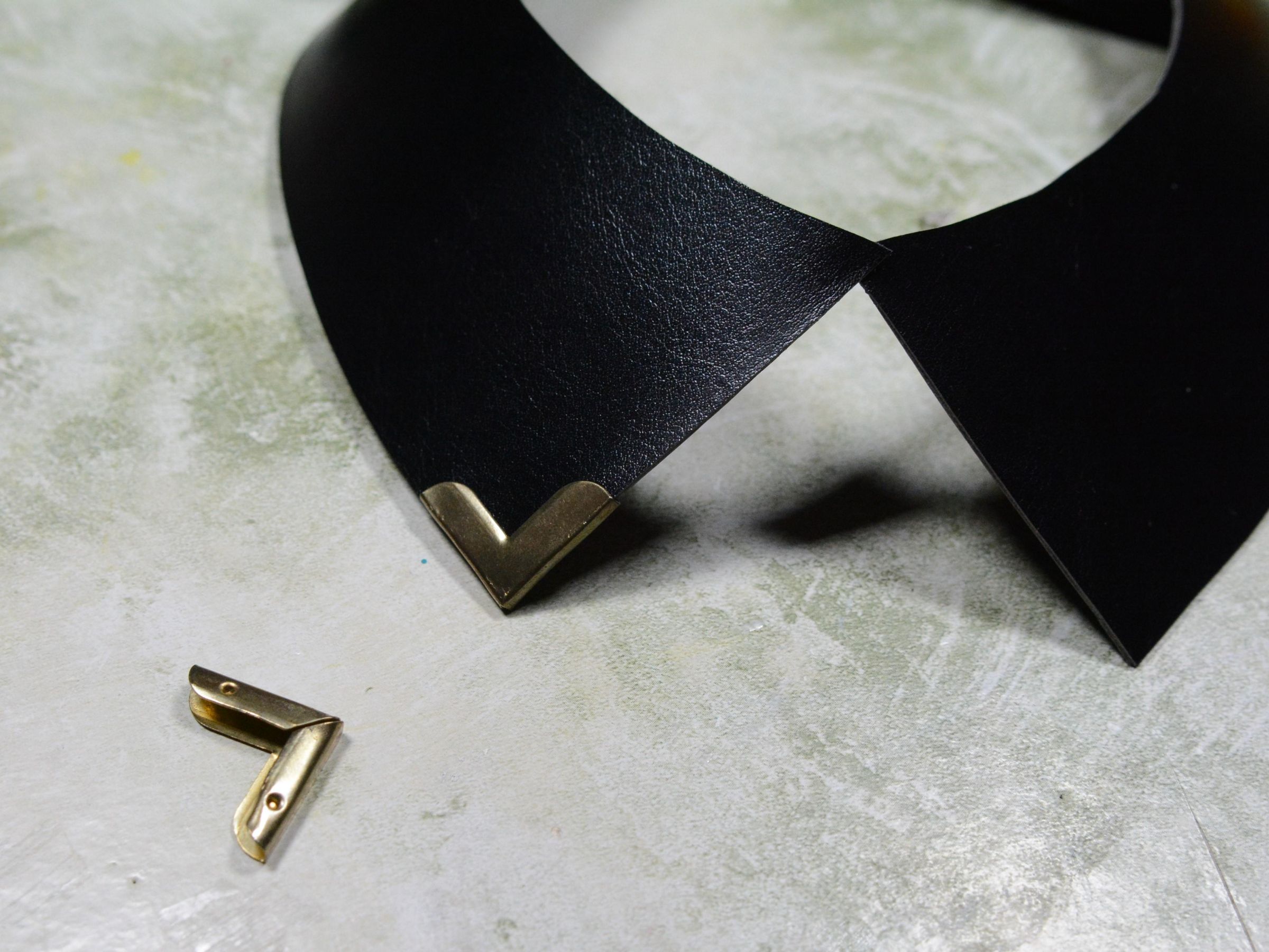 How to Make Detachable (Faux) Leather Collars Using Recycled Notebooks