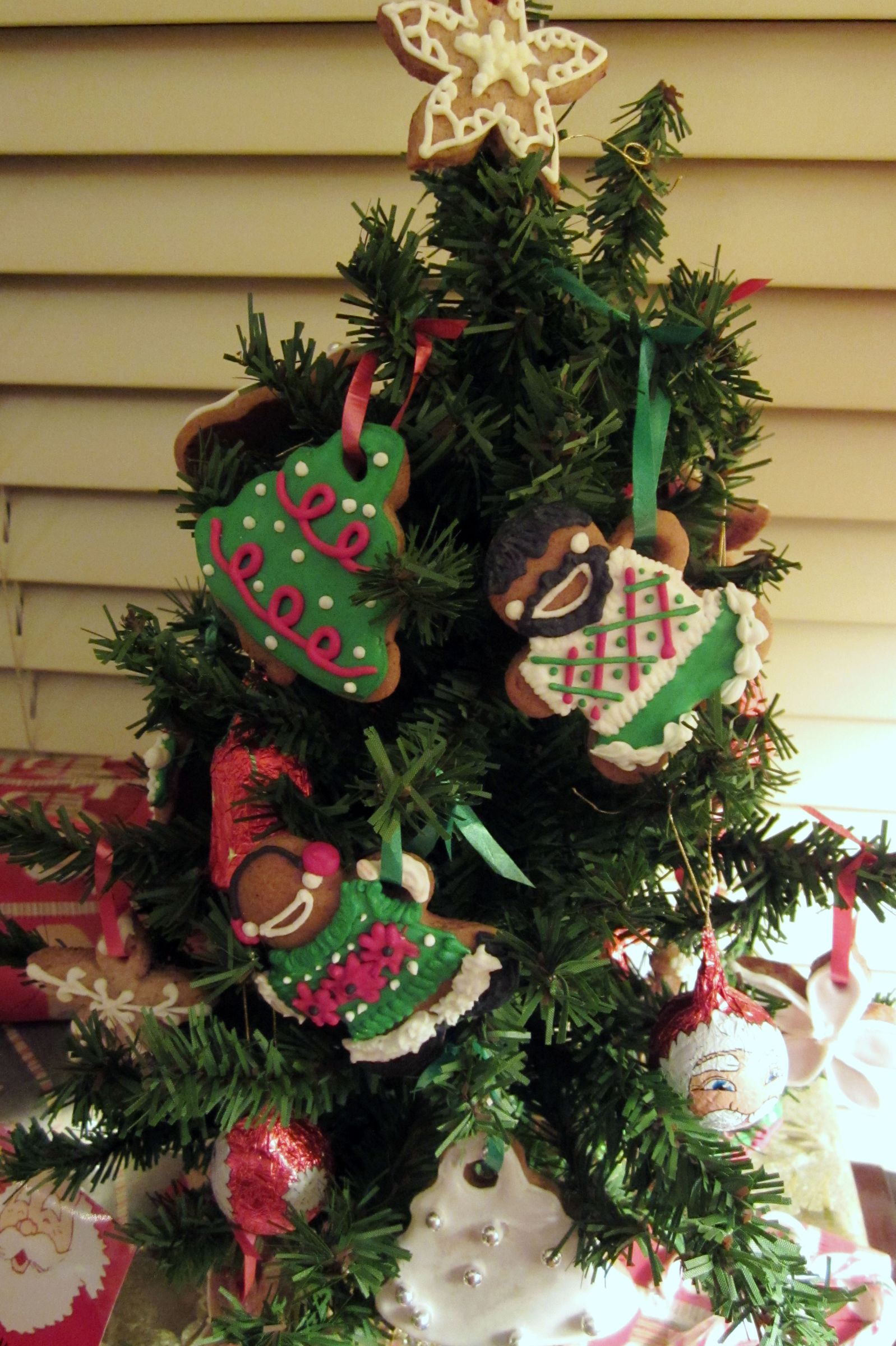 Adorable Edible Mini Christmas Tree With Cookie Ornaments!