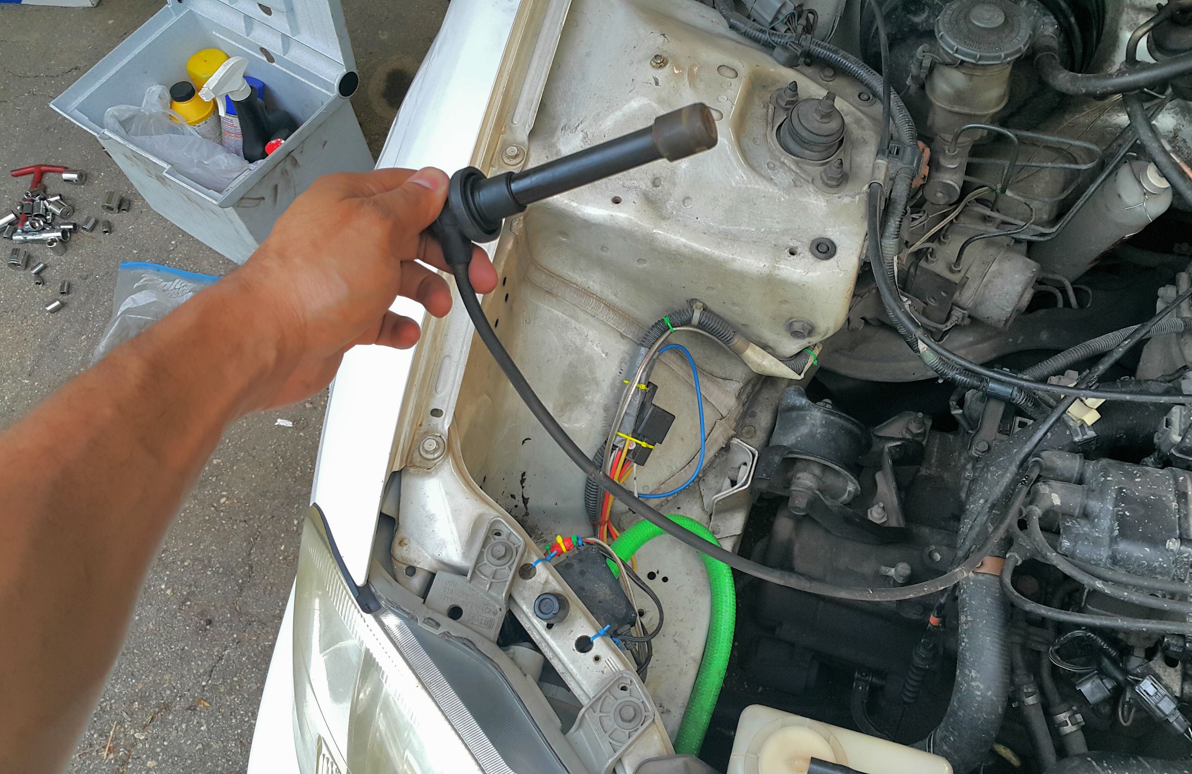 Replacing Spark Plug Wires (Honda Civic 1999 D16Y7)! 4 Steps