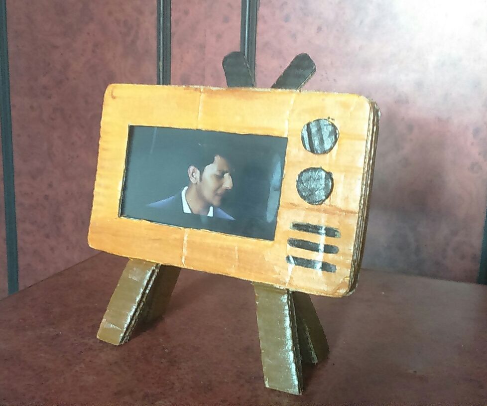 RETRO PHONE STAND