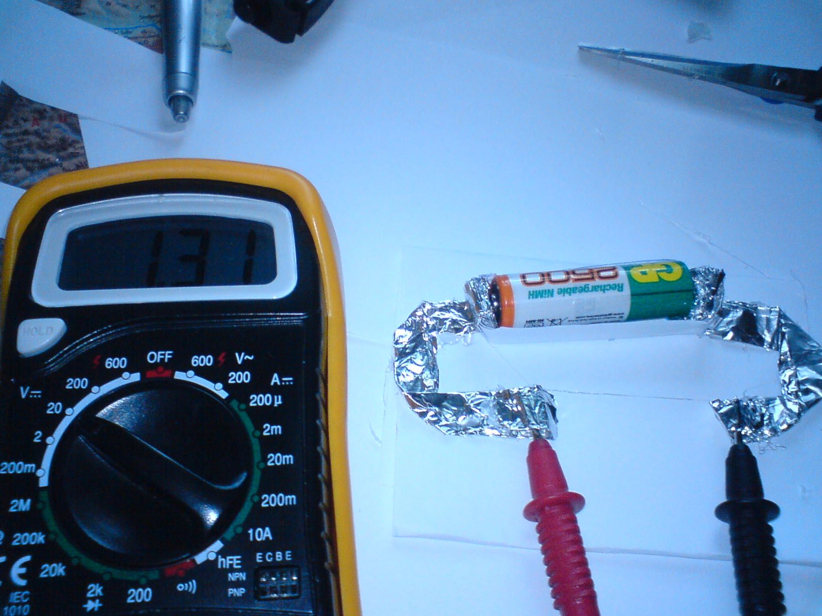 AA battery voltage tester