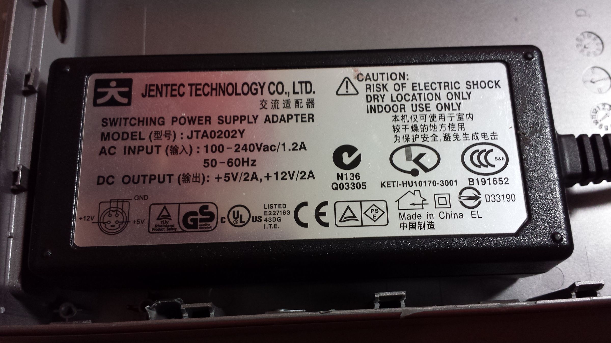 Building a Super Simple Regulated Bench Power Supply From an Old