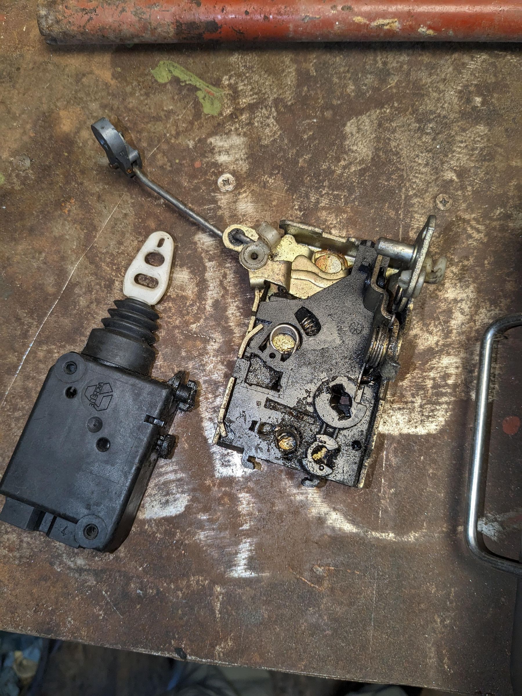Repairing Door Locks on a Peugeot 205 5 Steps (with Pictures