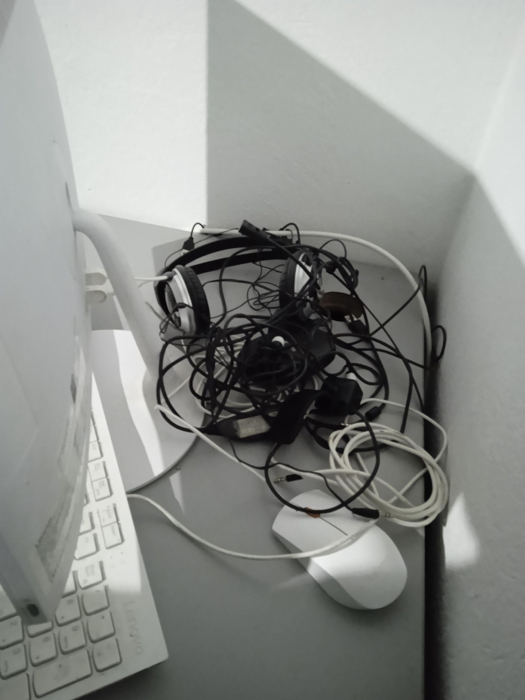 DESORDEN UNIVERSAL DE CABLES