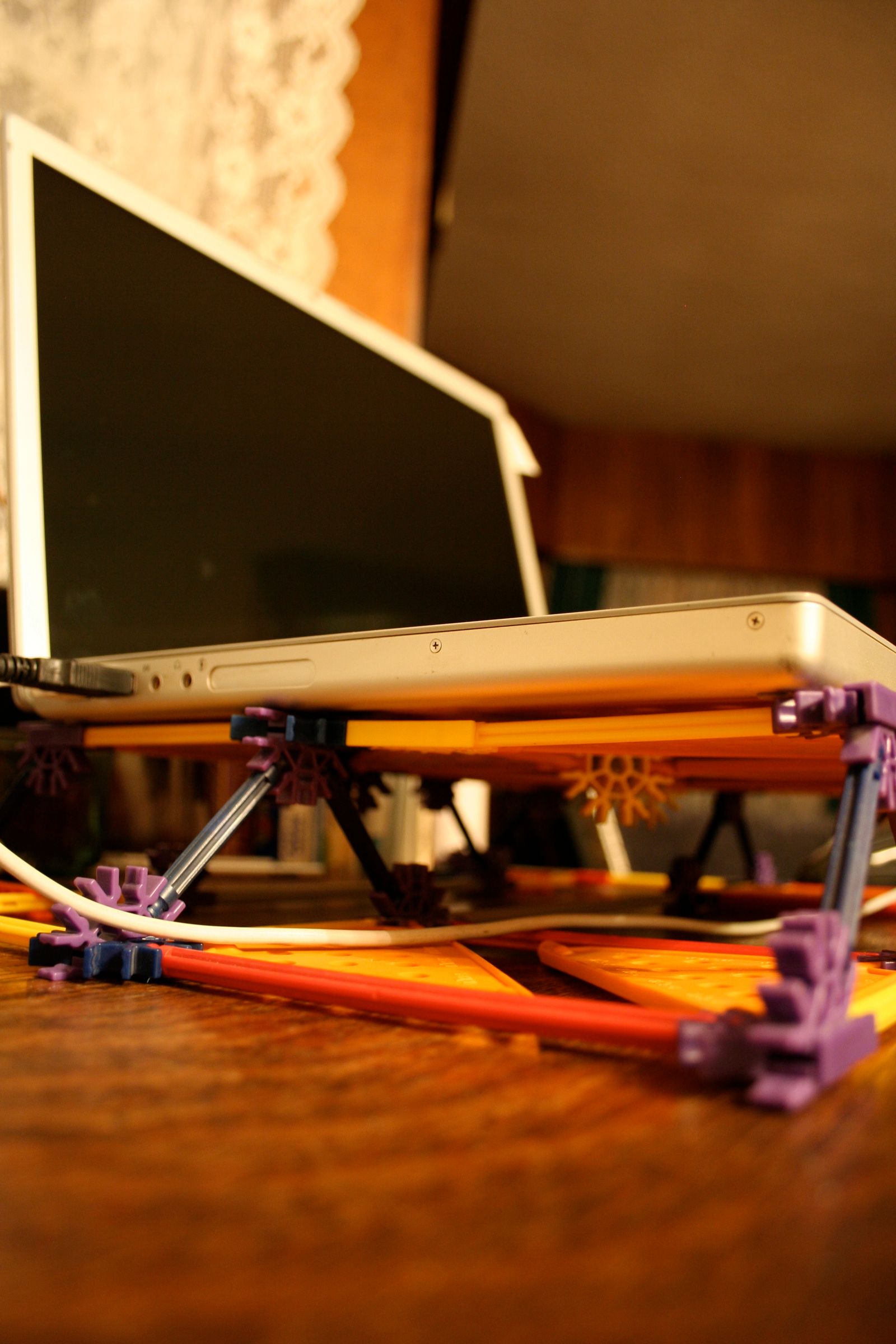 K'nex Laptop Cooling Table