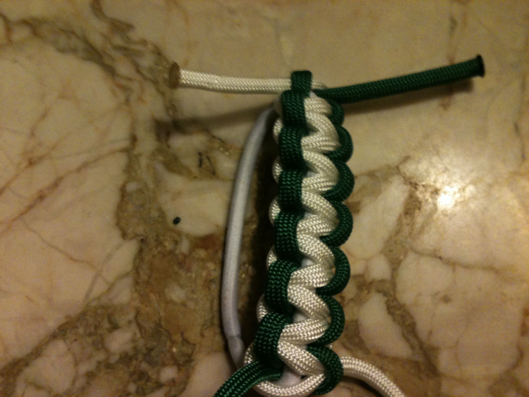 Paracord Bracelet Without Clip or Knot! 5 Steps Instructables