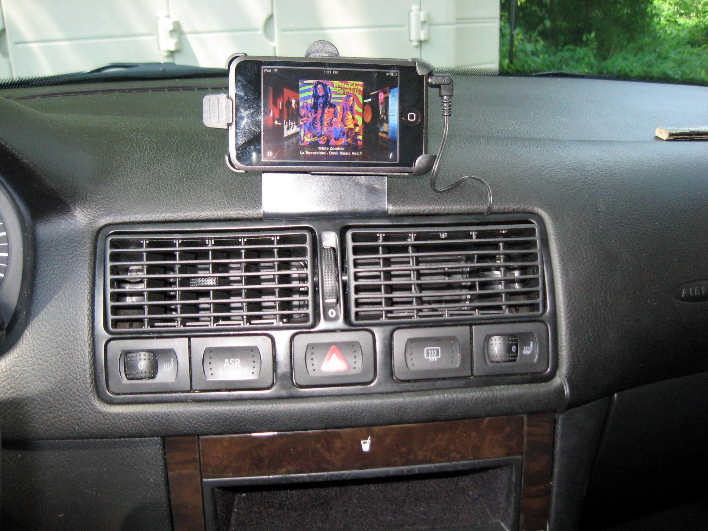 IPod Touch/iPhone Mount for VW Golf/GTI/Jetta
