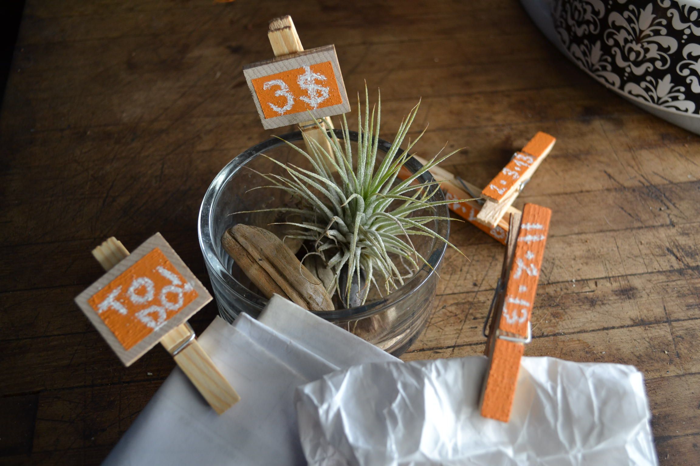 ∴ DIY CHALKBOARD CLOTHESPIN ∴