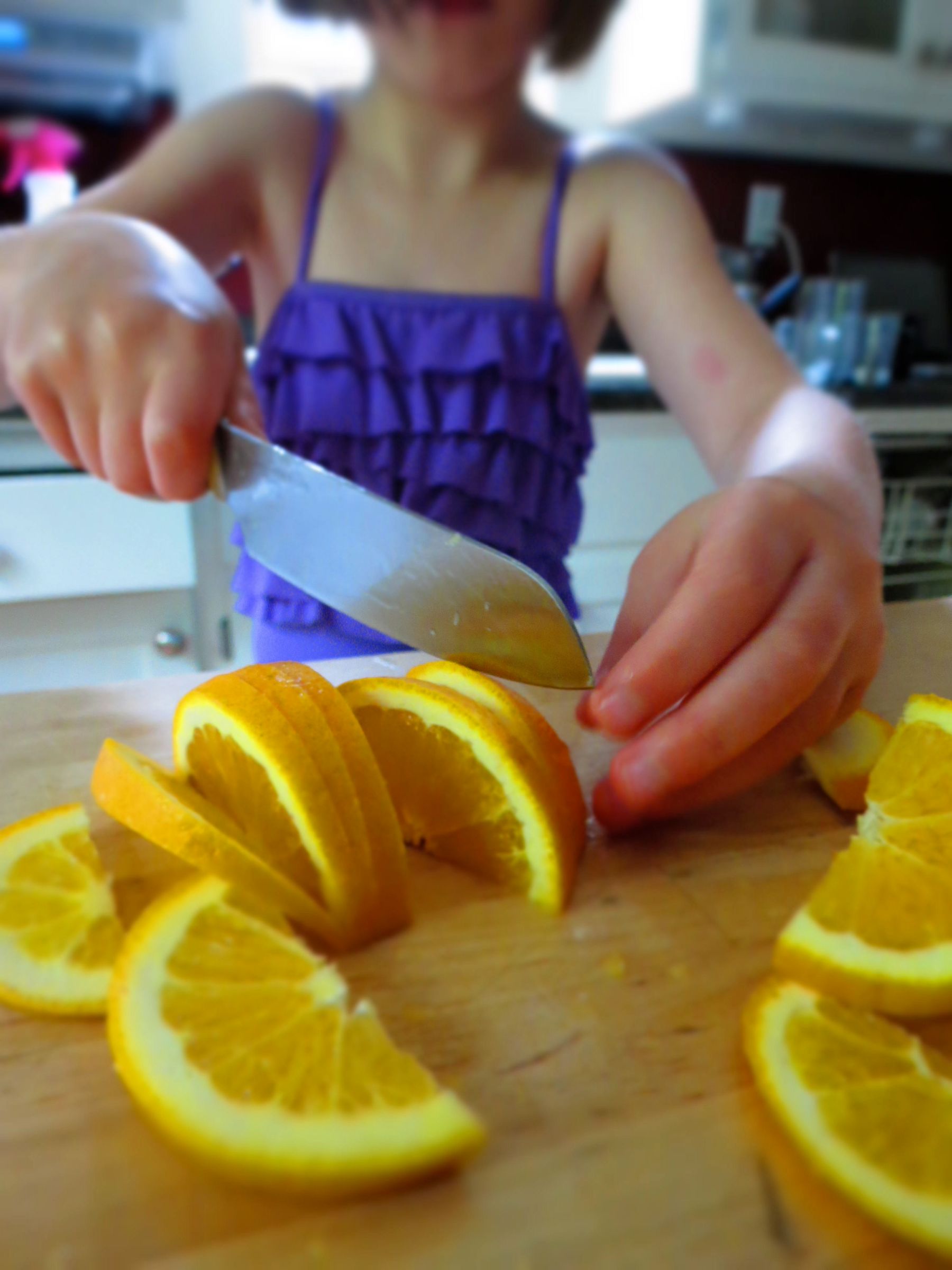 How to Slice an Orange Correctly, Like a 9 Year Old