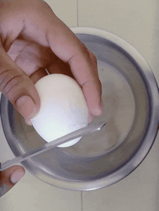 BREAKING EGGS PERFECTLY