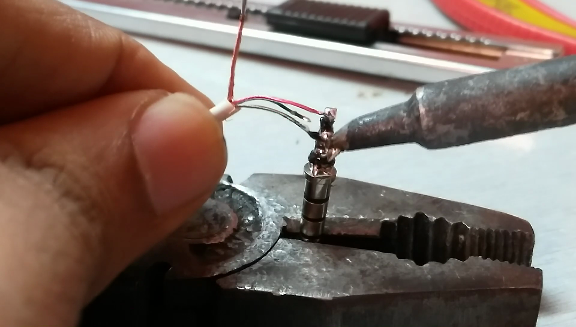 How to Fix Broken Headphone Jack ! : 8 Steps (with Pictures