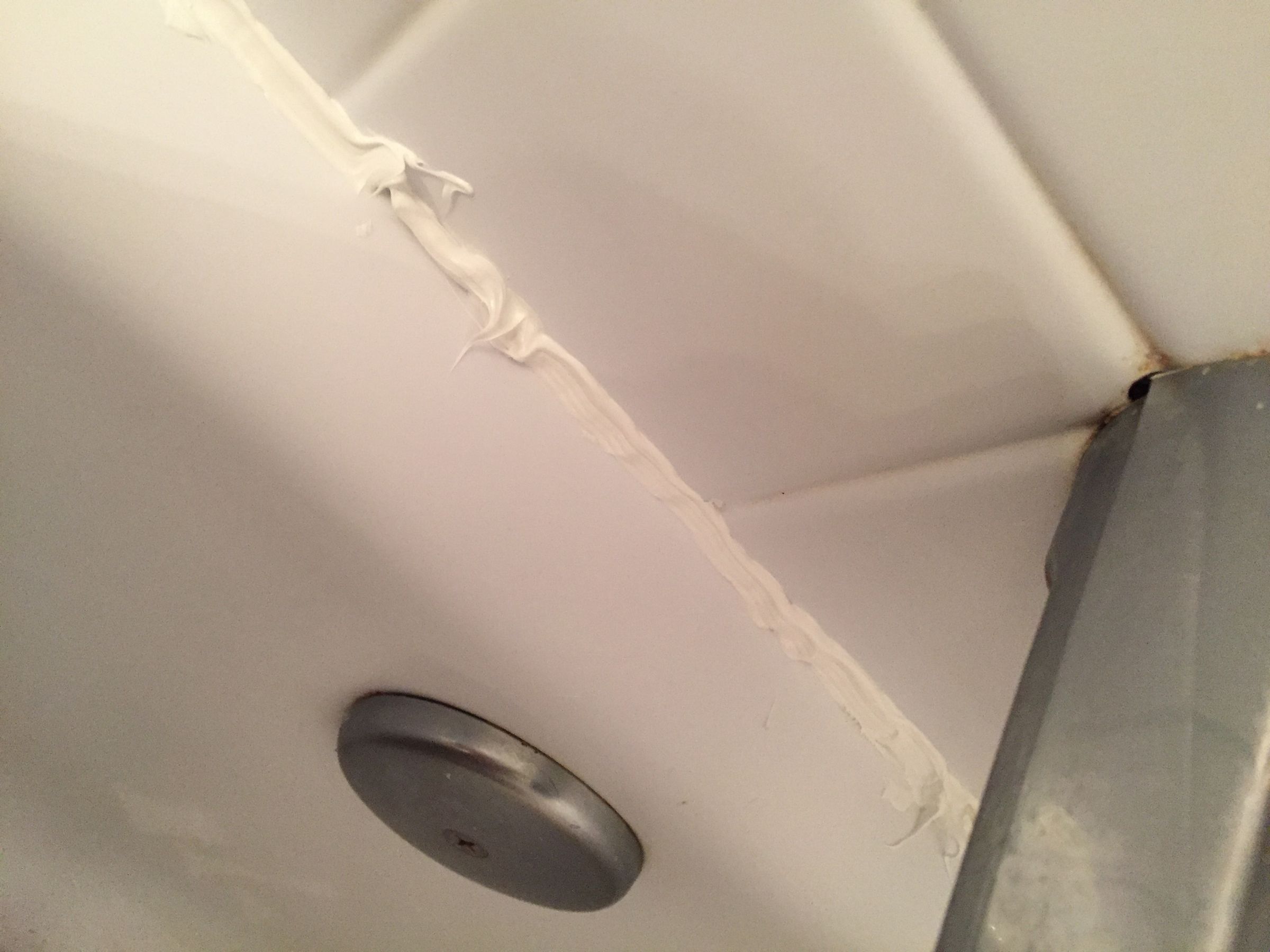 A Filthy Guide to Recaulking Your Filthy Bathtub 11 Steps Instructables