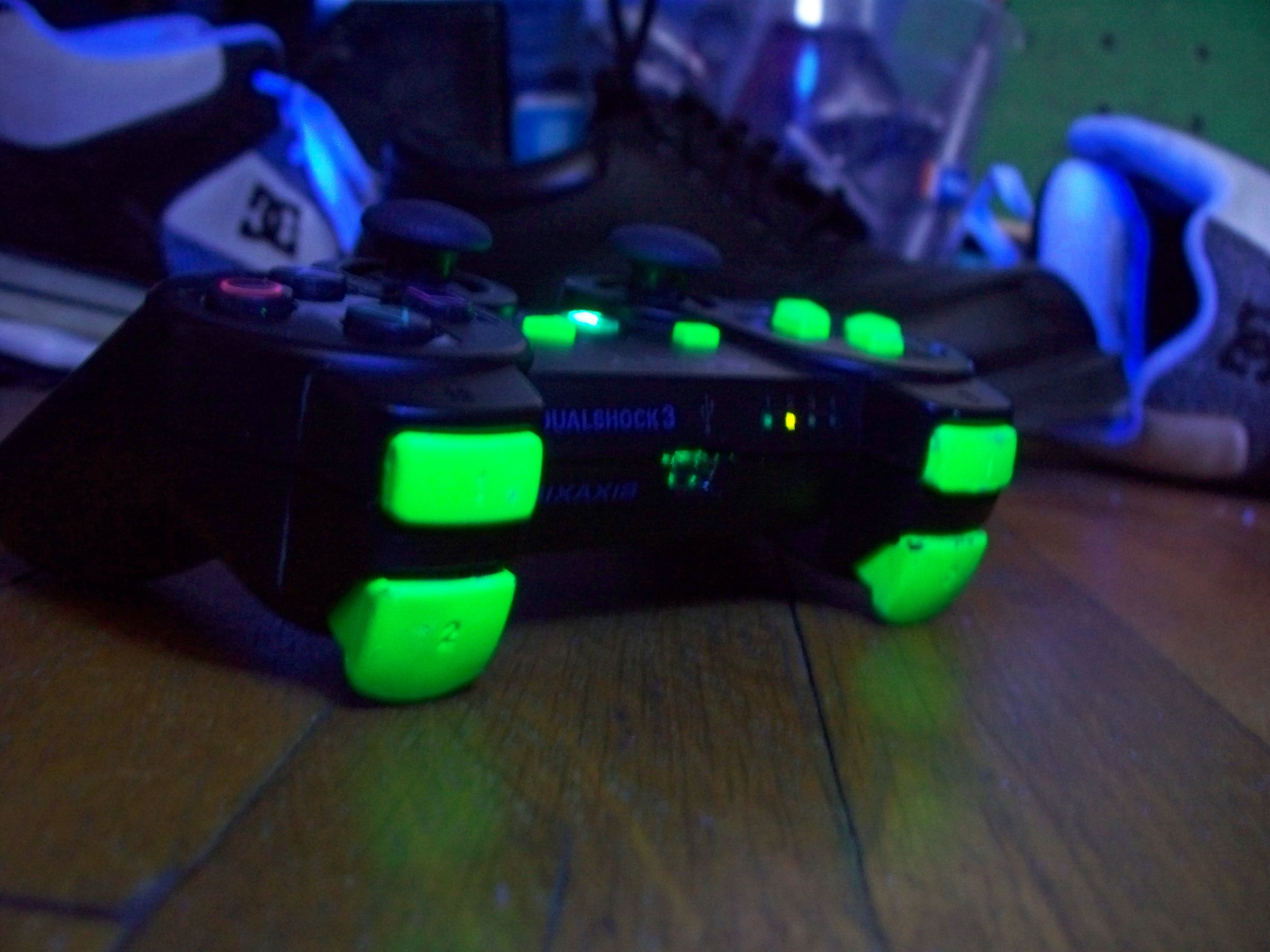 How to Spray Paint the Ps3 Dual Shock L1 L2 and R1 R2 Buttons